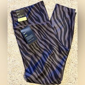 NWT Nike One Tight Fit Performance Leggings size Large